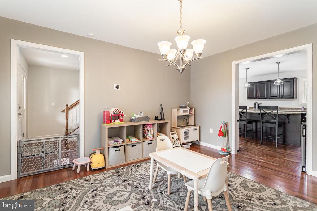 4585 Manor Dr