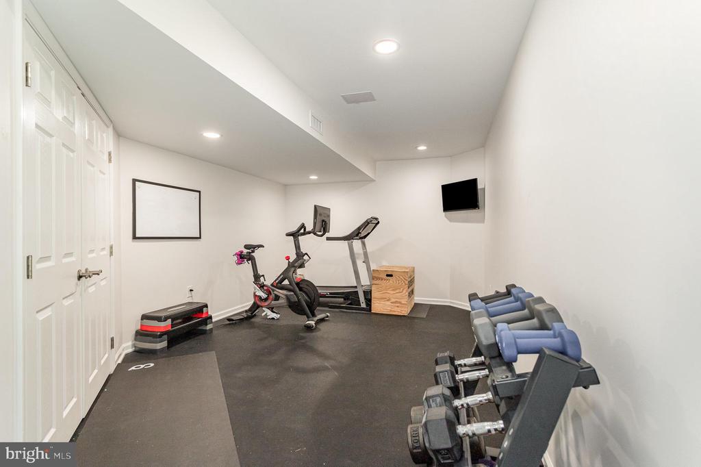 4585 Manor Dr