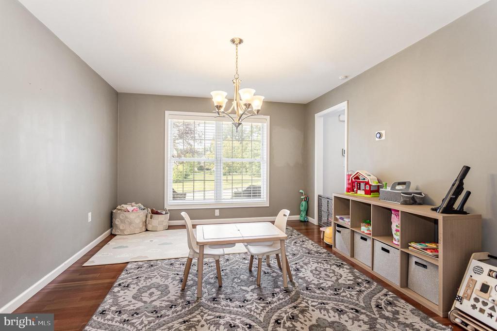 4585 Manor Dr
