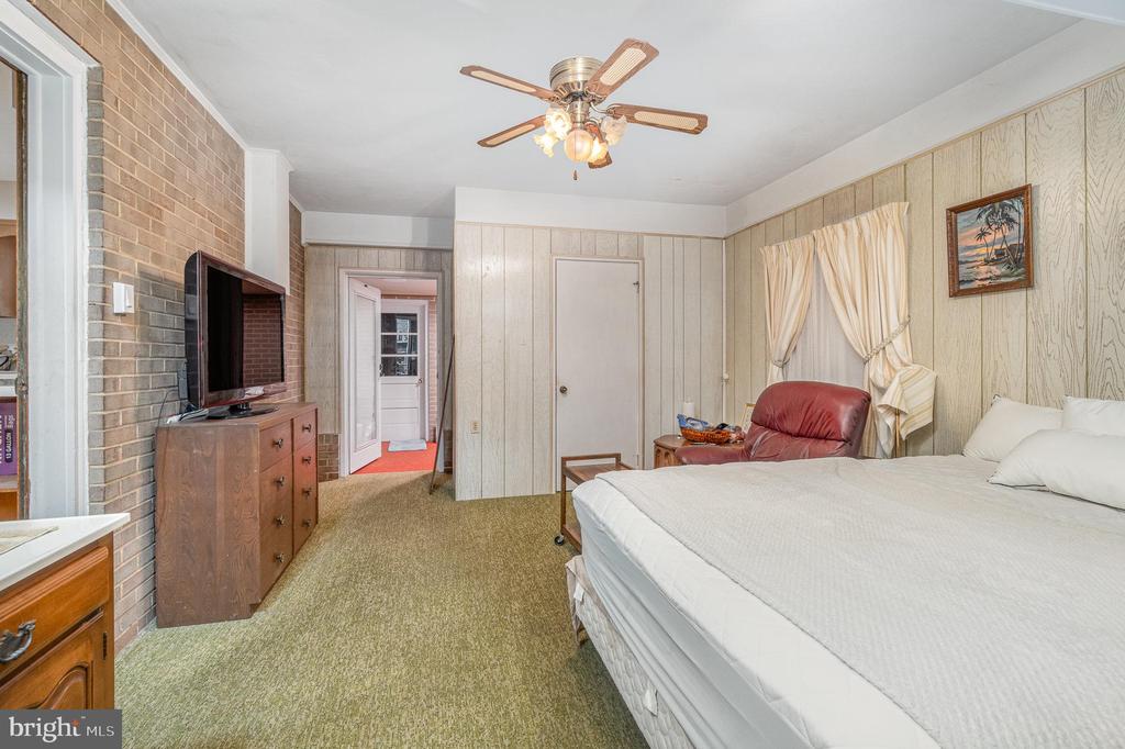 301 W Maple Ave