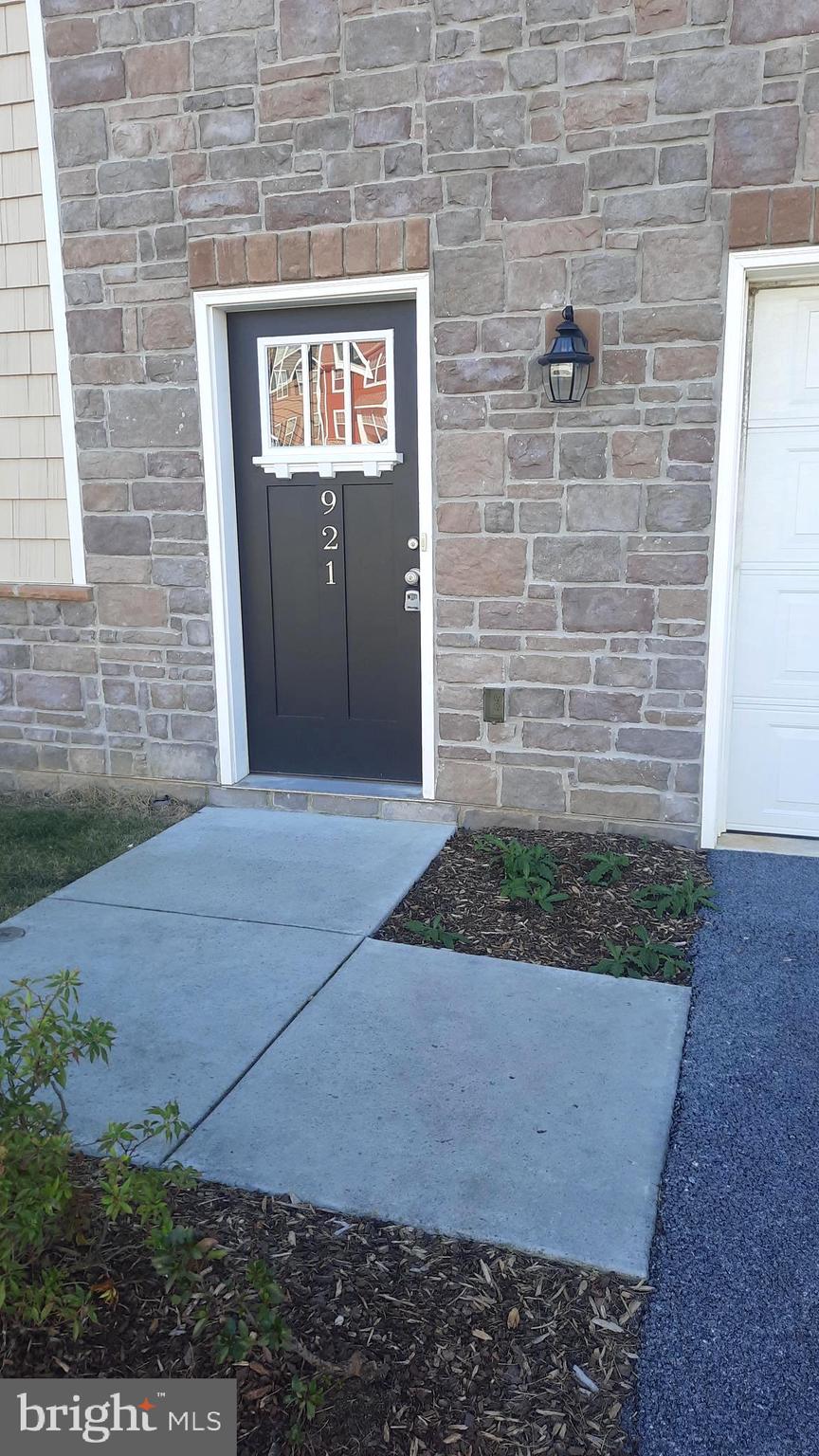 921 ADMIRALS QUAY DR