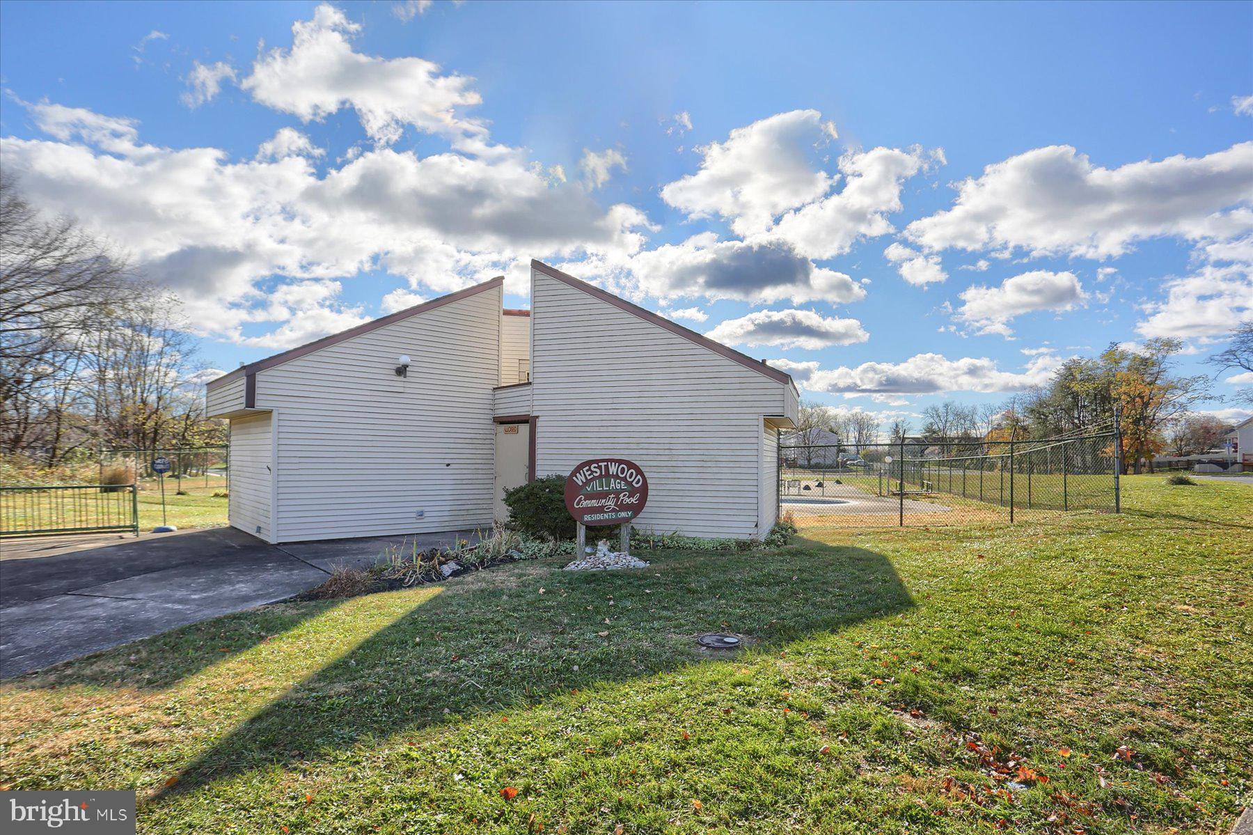 820 Lee Ln