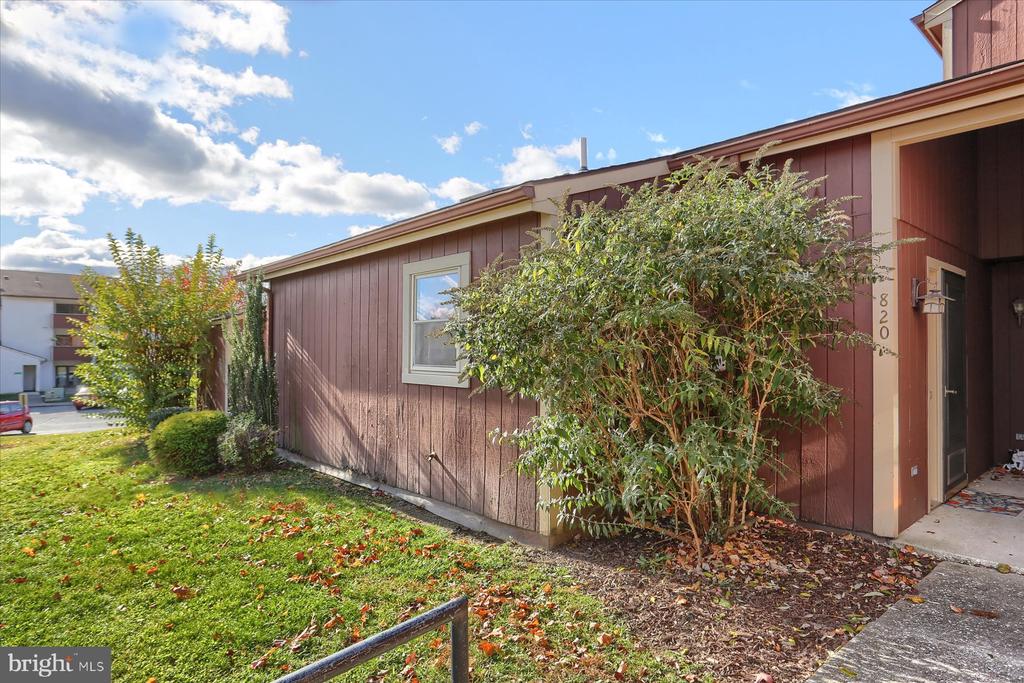 820 Lee Ln