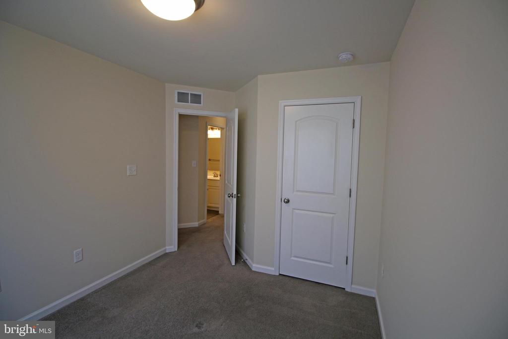 923 ADMIRALS QUAY DR