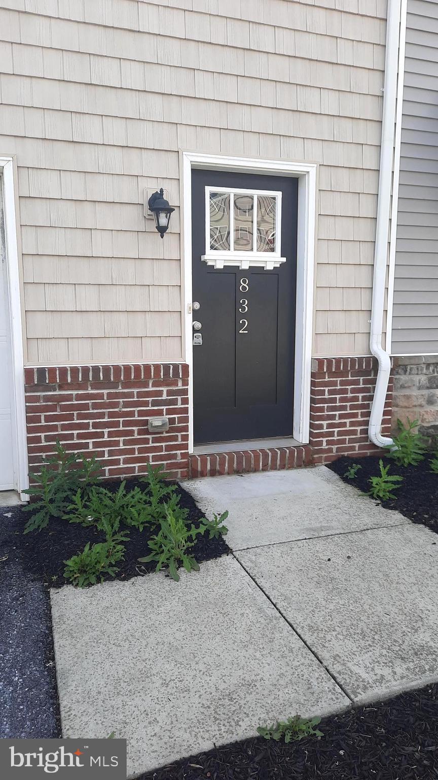 832 ADMIRALS QUAY DR