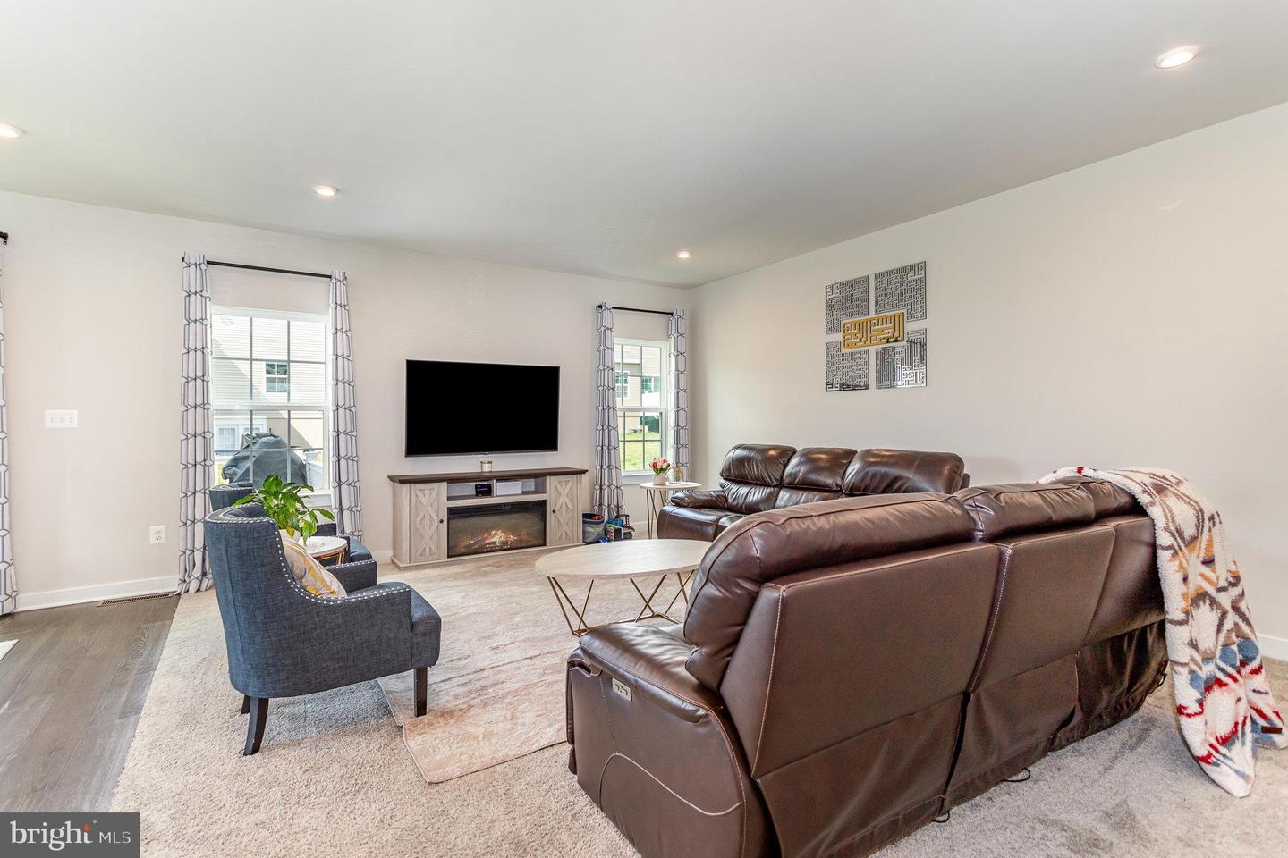124 Coopers Hawk Dr