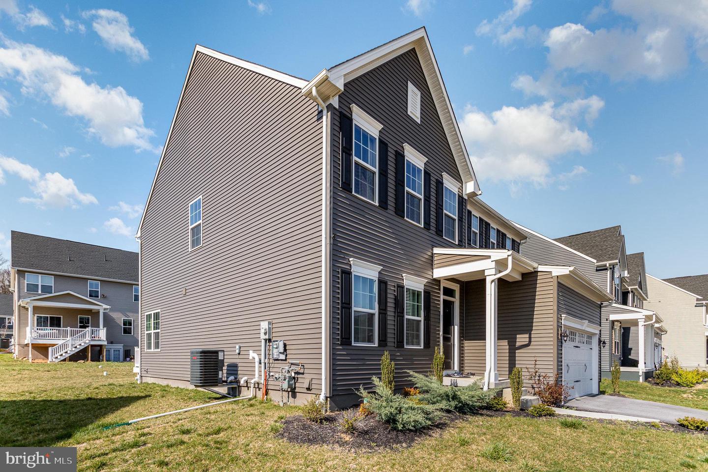 124 Coopers Hawk Dr