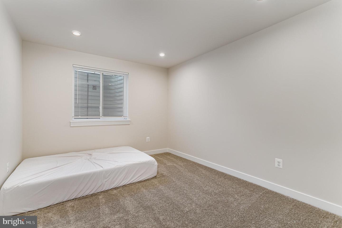 124 Coopers Hawk Dr