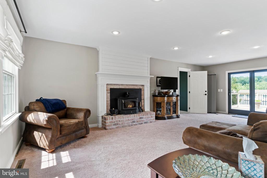 708 Carriage Ln