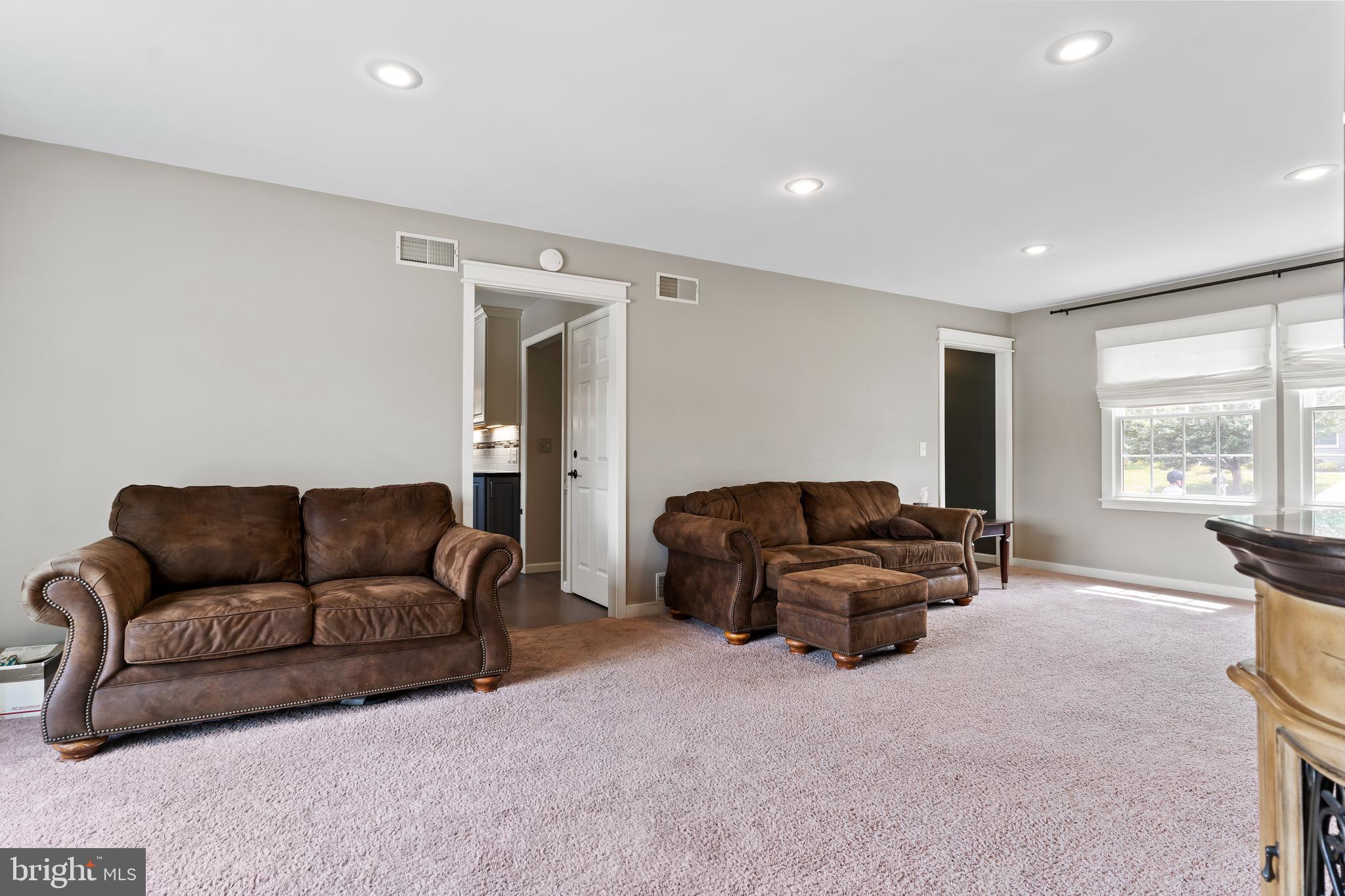 708 Carriage Ln