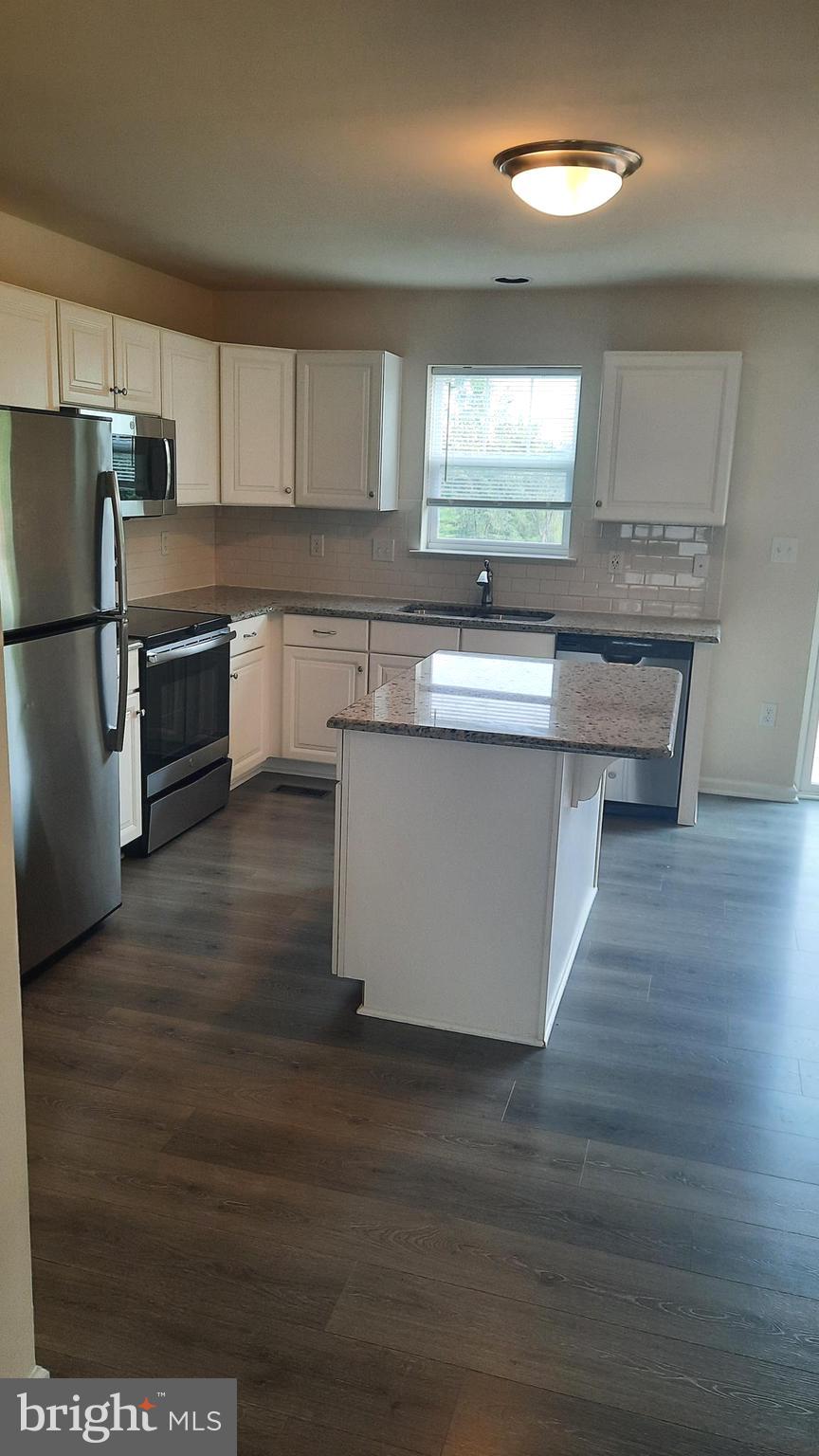 823 ADMIRALS QUAY DR