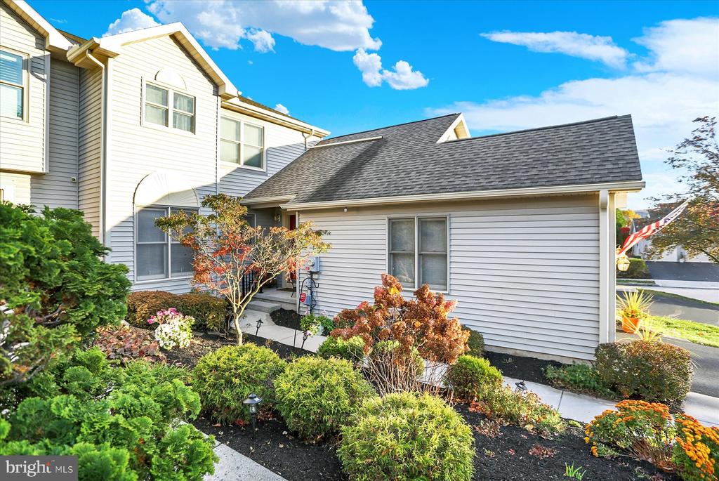 1402 RED MAPLE COURT