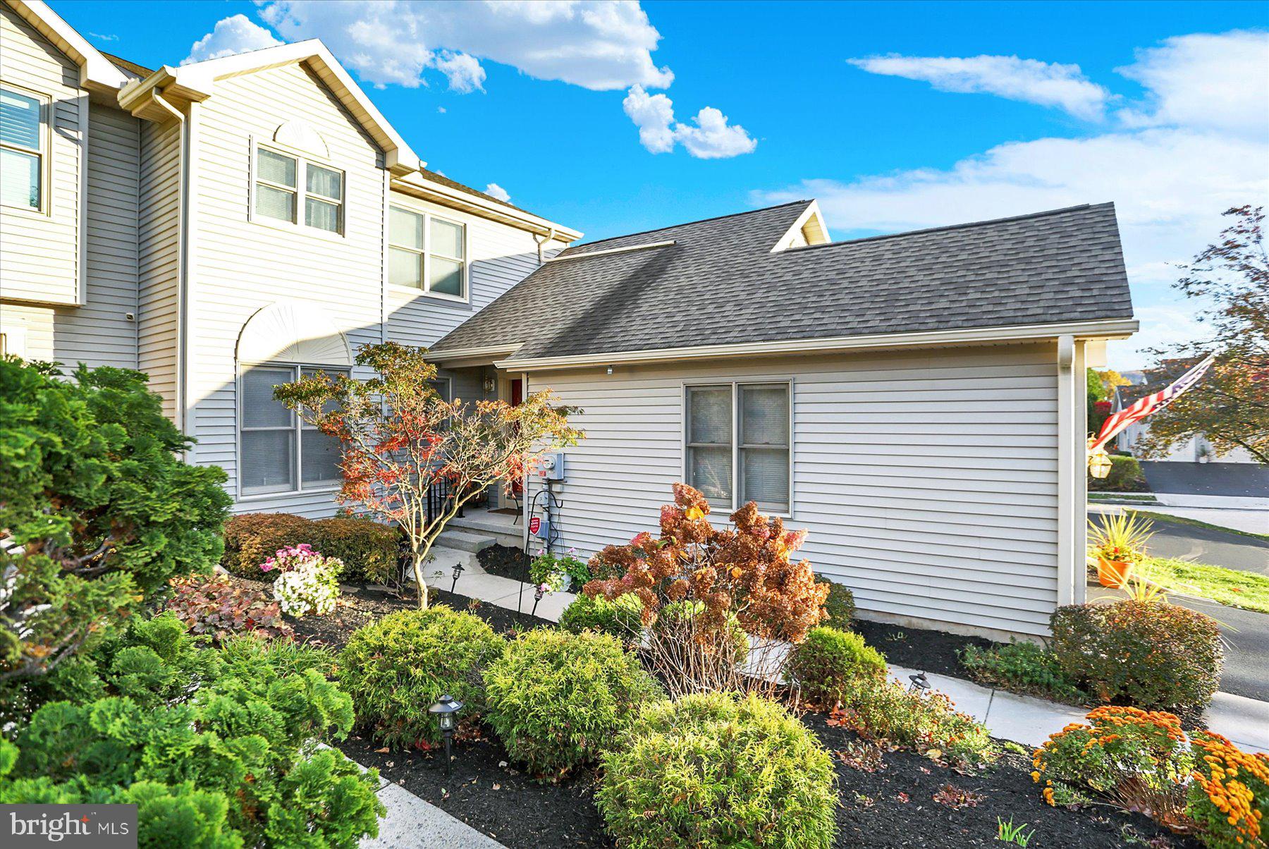 1402 RED MAPLE COURT