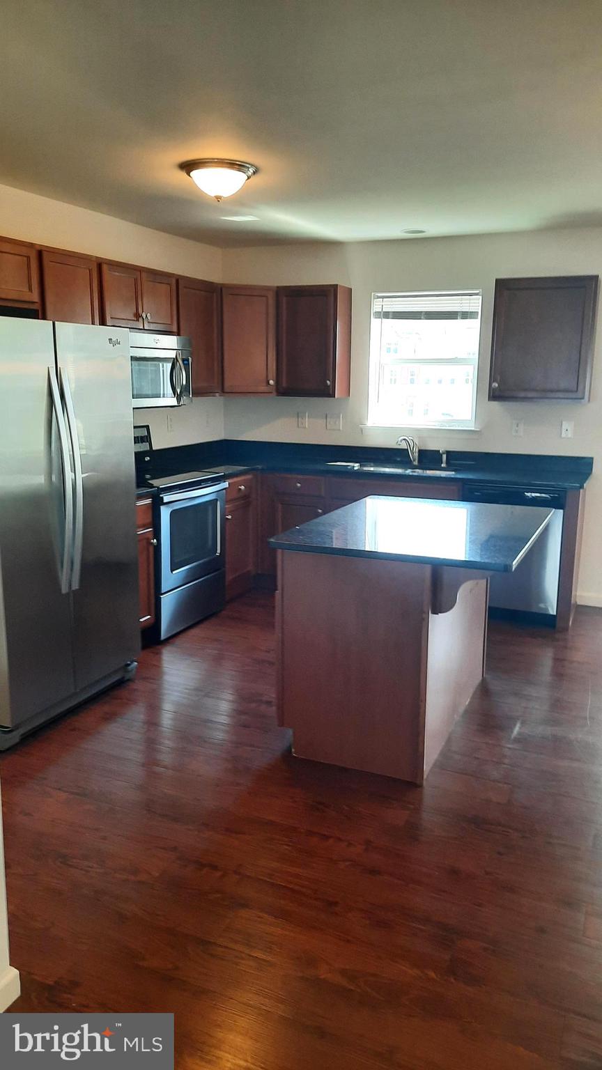 712 ADMIRALS QUAY DRIVE