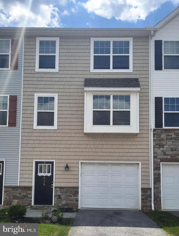 929 ADMIRALS QUAY DRIVE
