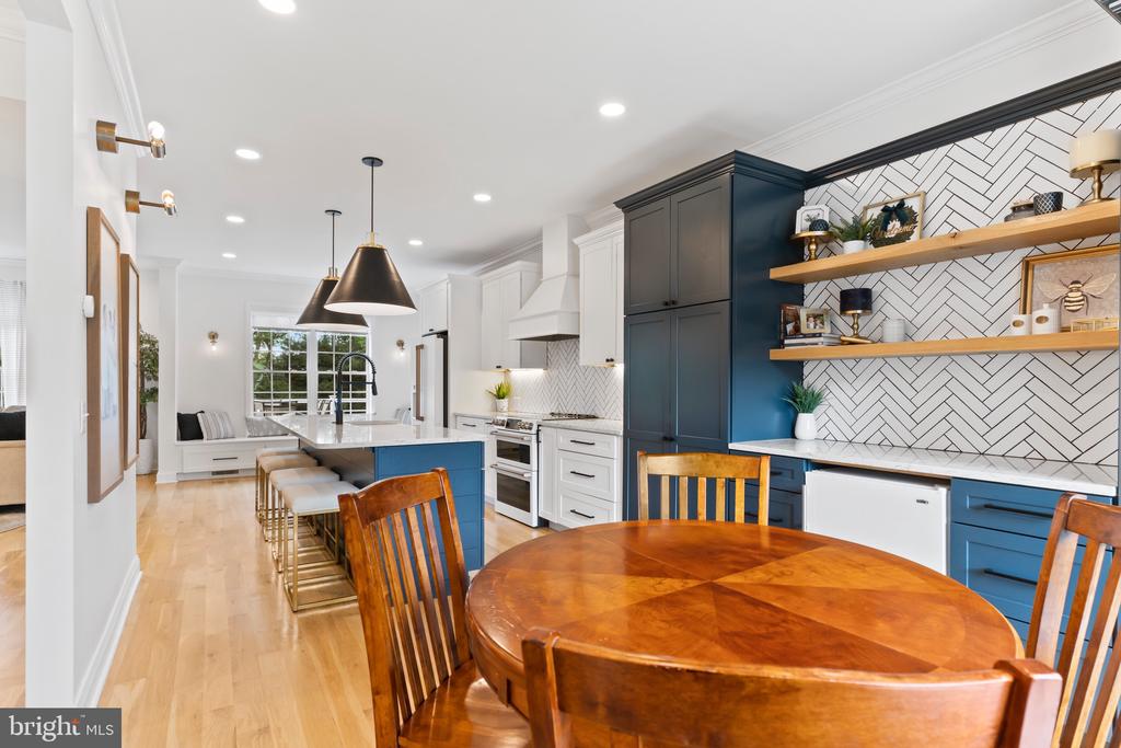 2315 DEWEY LANE
