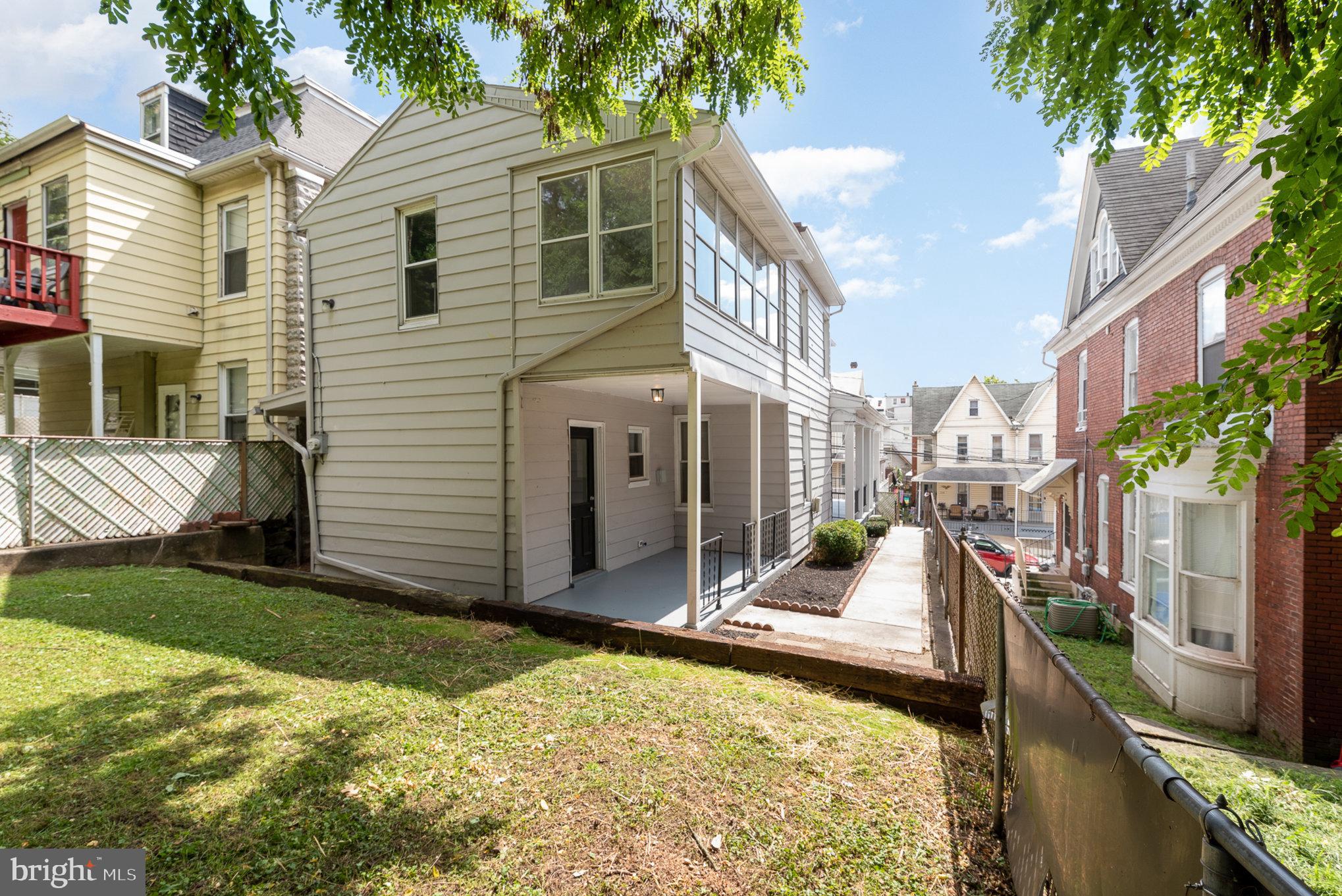 233 Pine St
