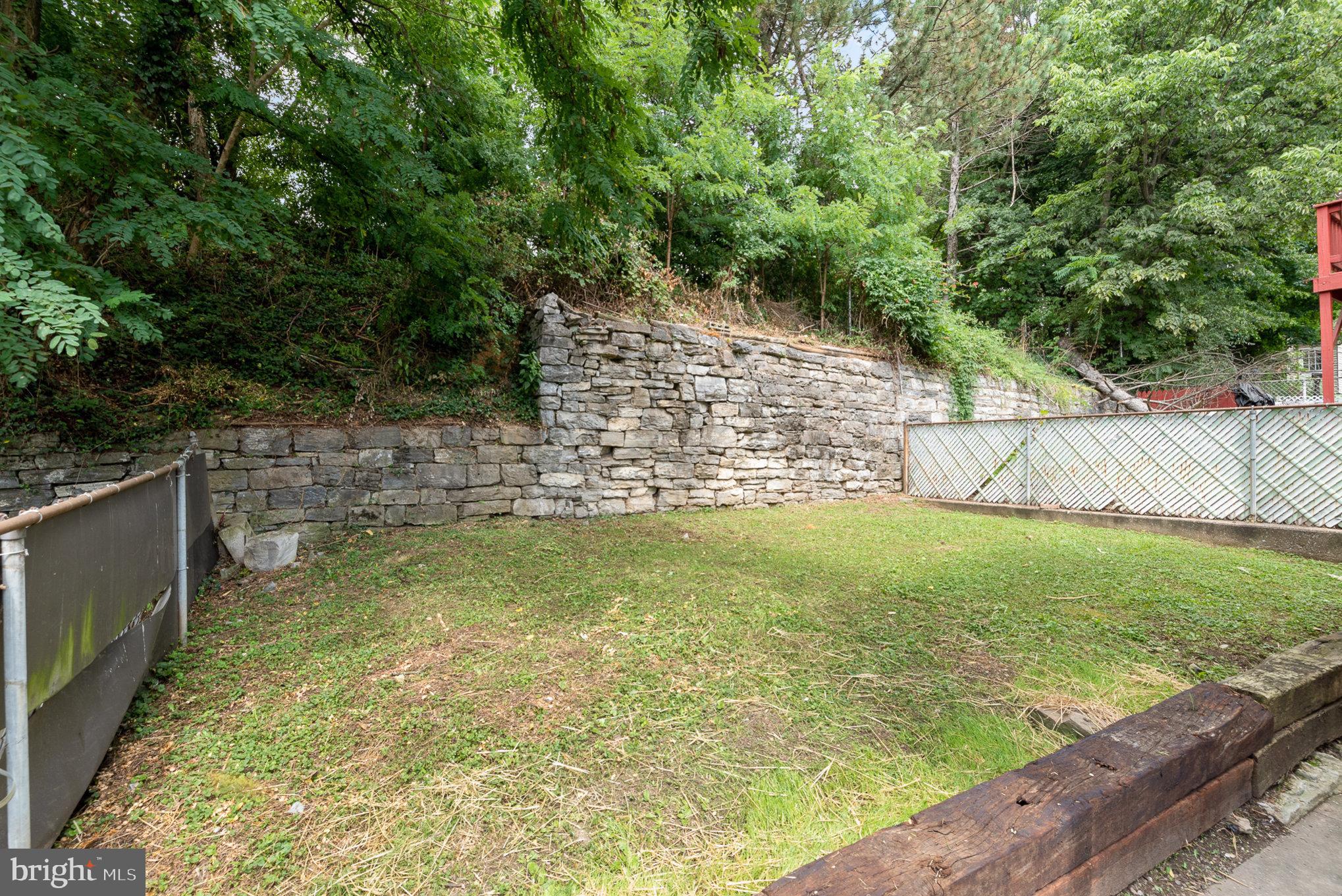 233 Pine St