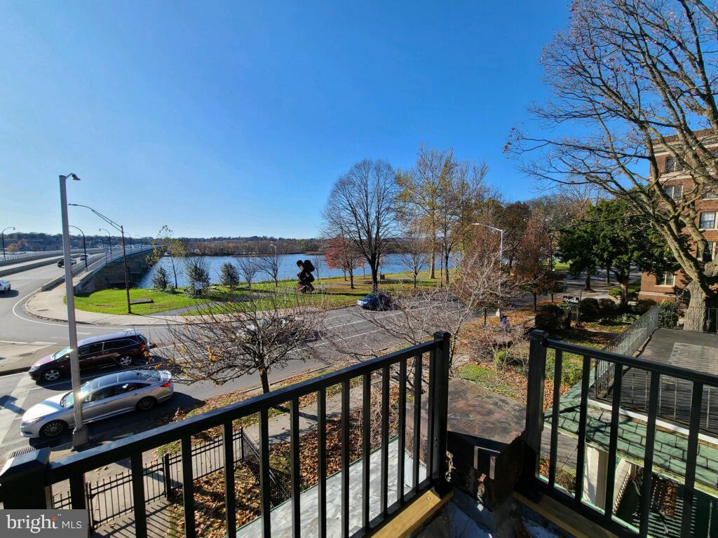 901 N FRONT ST #2F