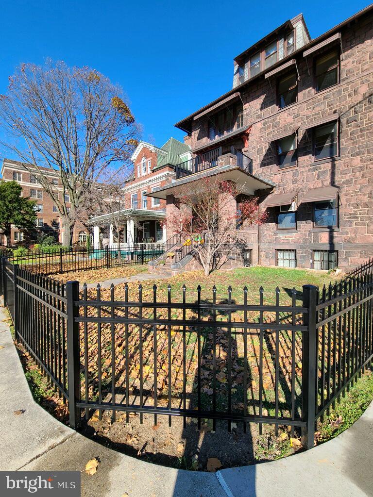 901 N FRONT ST #2F