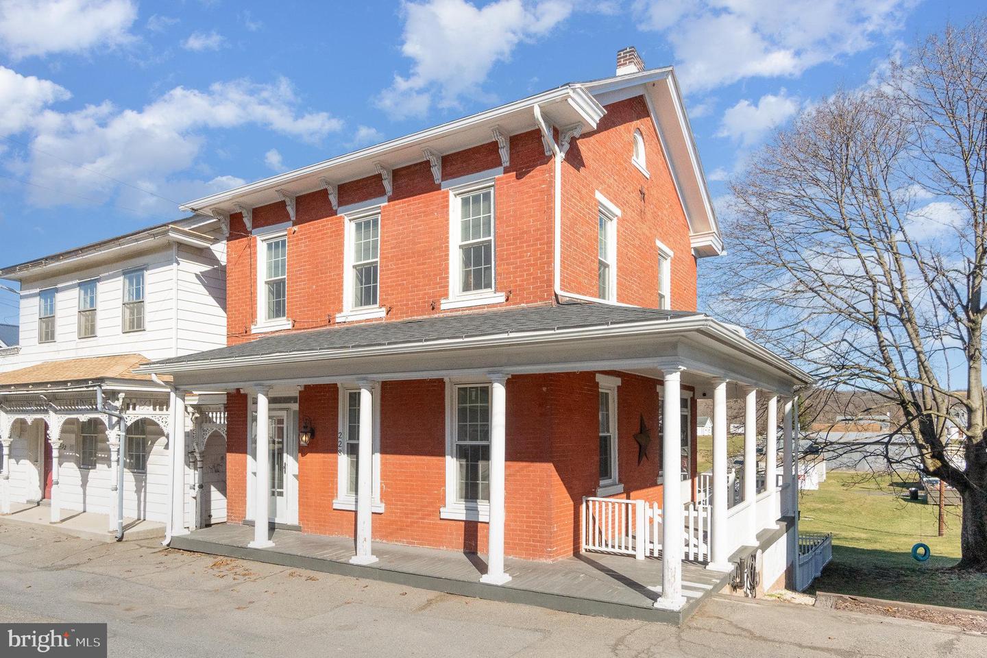 228 W Market St
