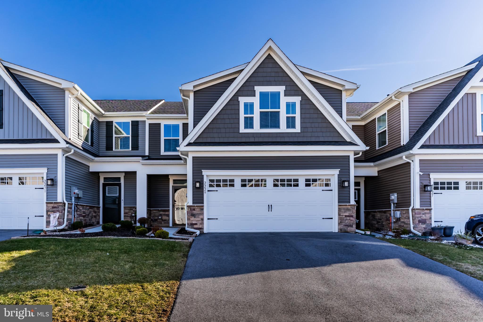 2229 CAROLINE LANE