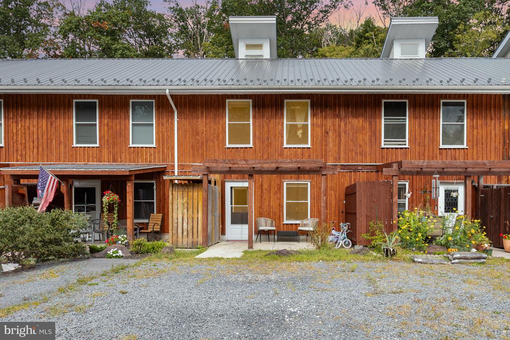 79 PETERSBURG LANE