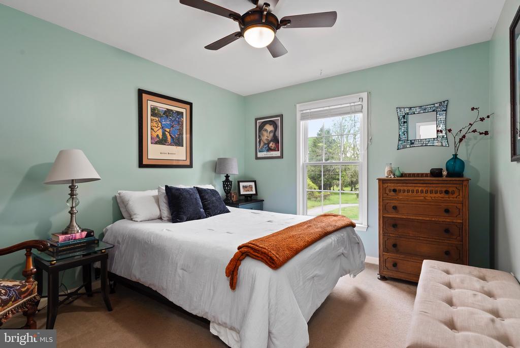 145 Lakeside Dr