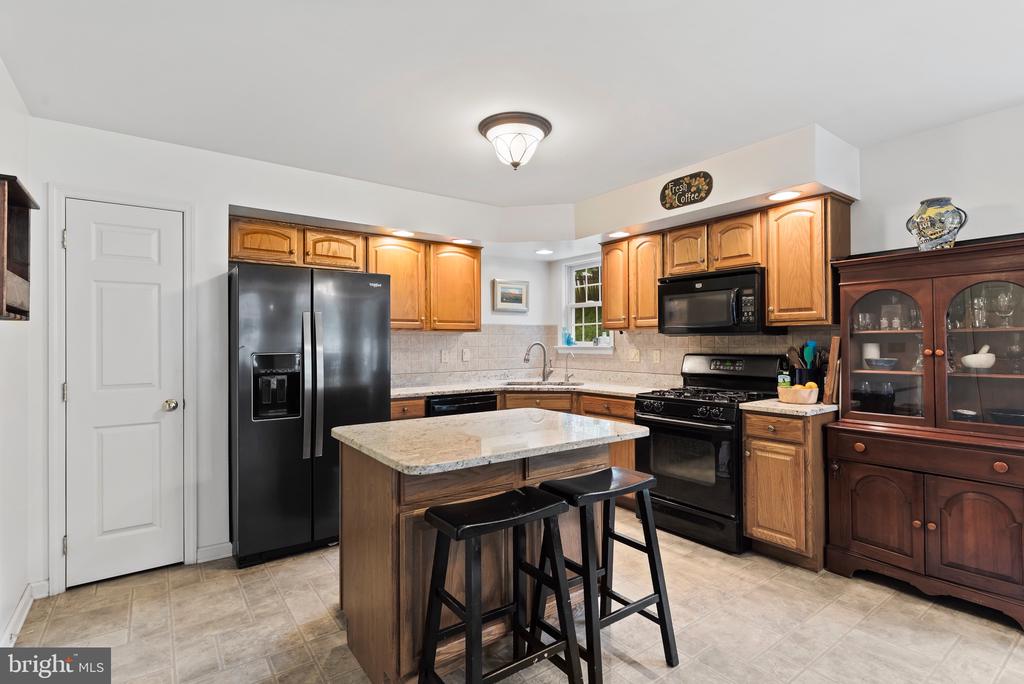 145 Lakeside Dr