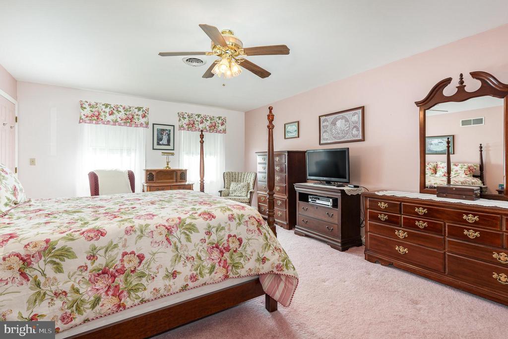 40 Spring Dr