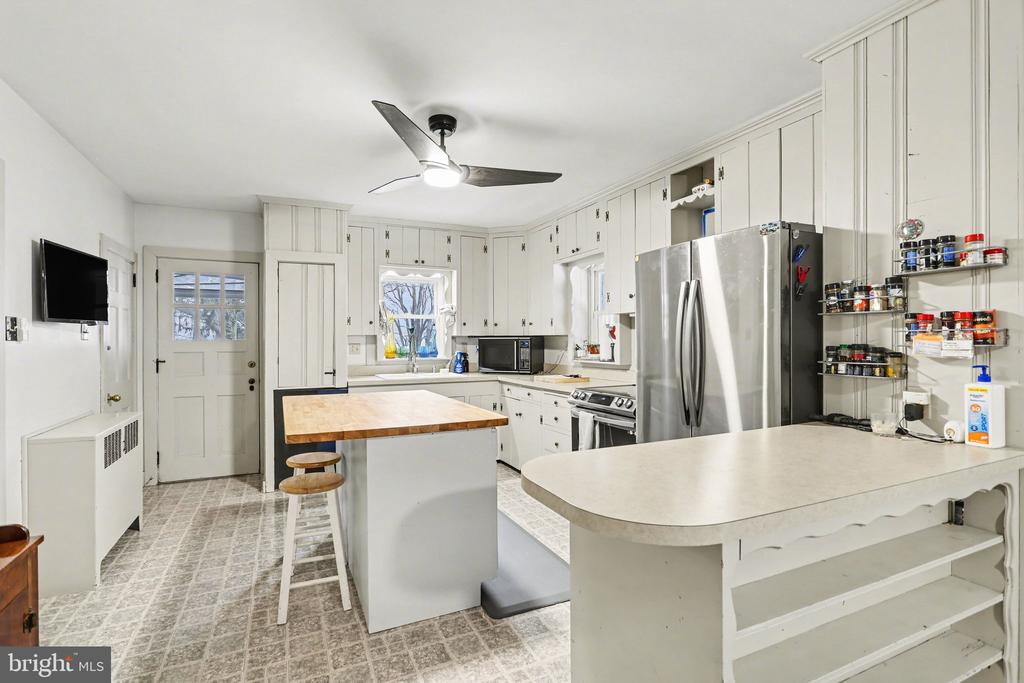 1068 GRANDVIEW ROAD