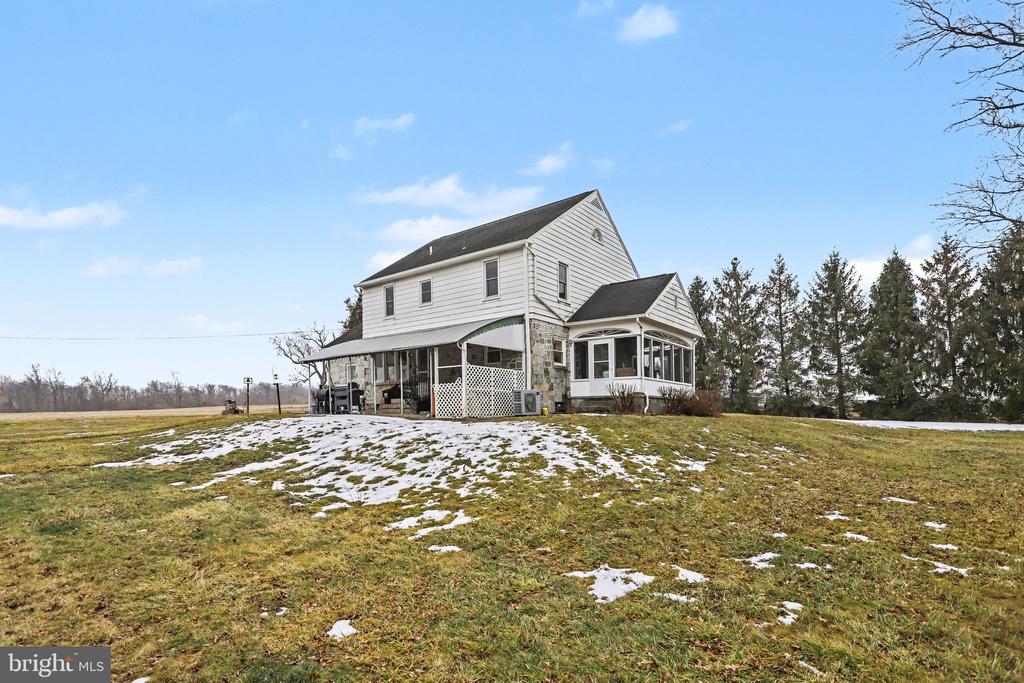 1068 GRANDVIEW ROAD