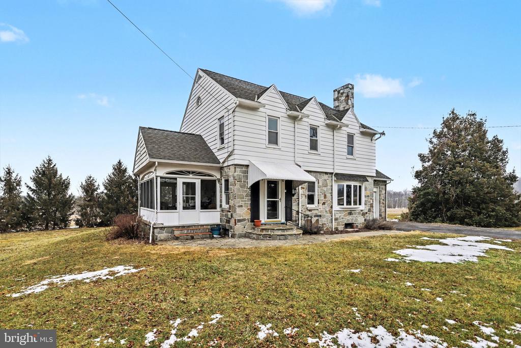 1068 GRANDVIEW ROAD