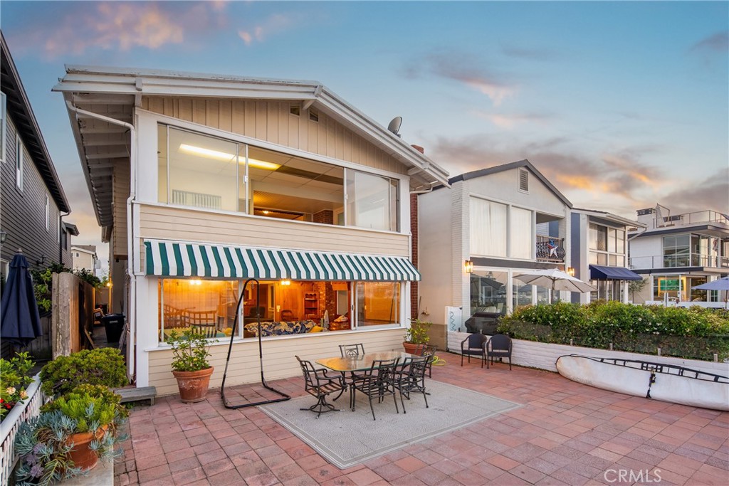 1204 E Balboa Boulevard