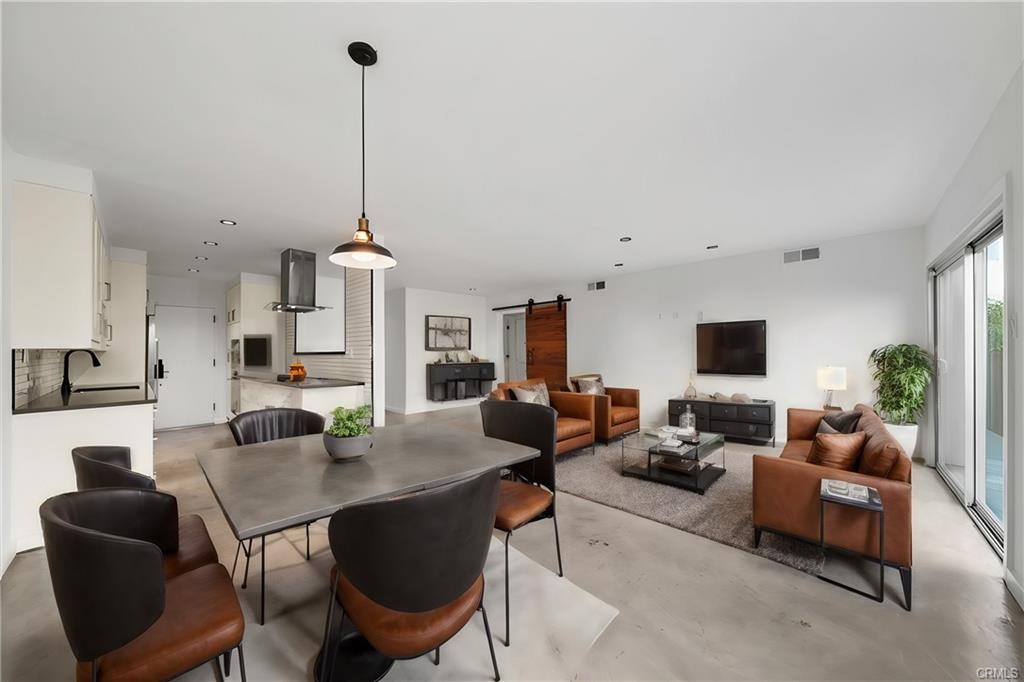 1045 N Kings