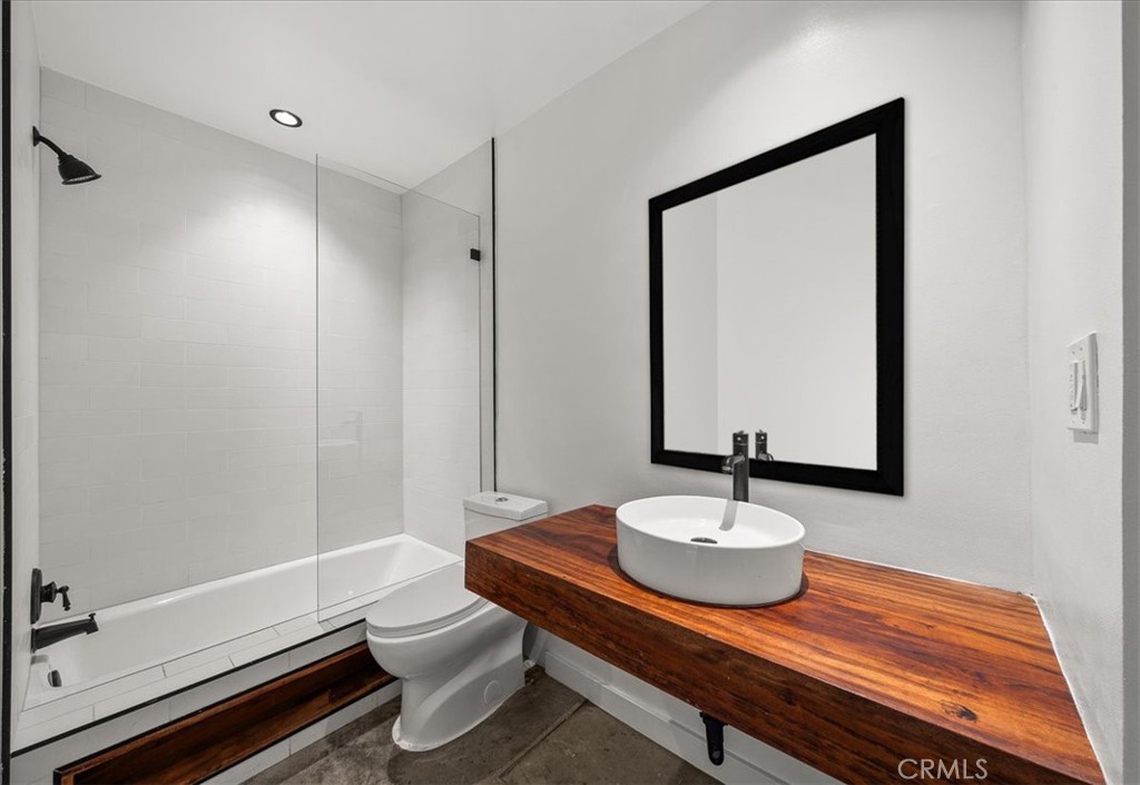 1045 N Kings Road 104