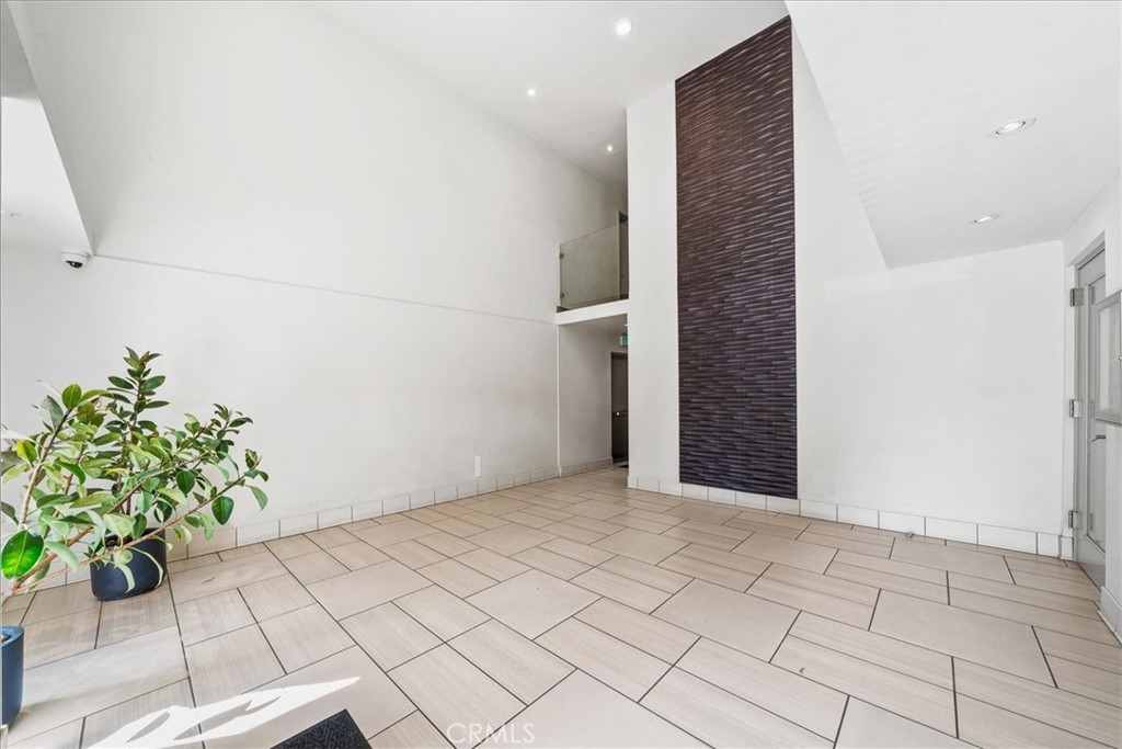 1045 N Kings Road 104