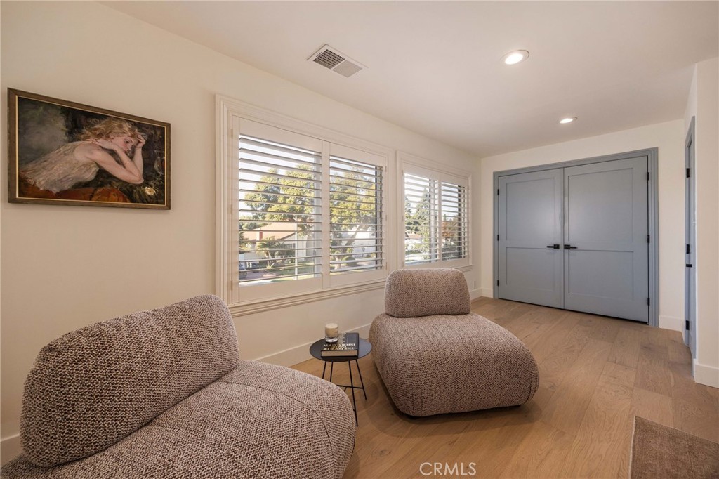 1096 Tulare