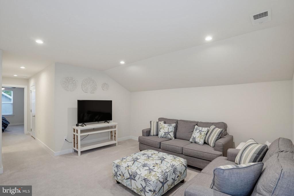 37316 KESTREL WAY