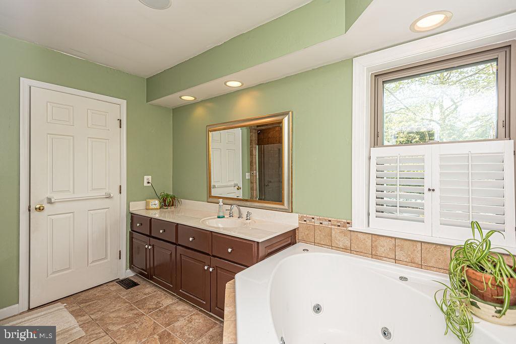 10107 QUEENS CIRCLE