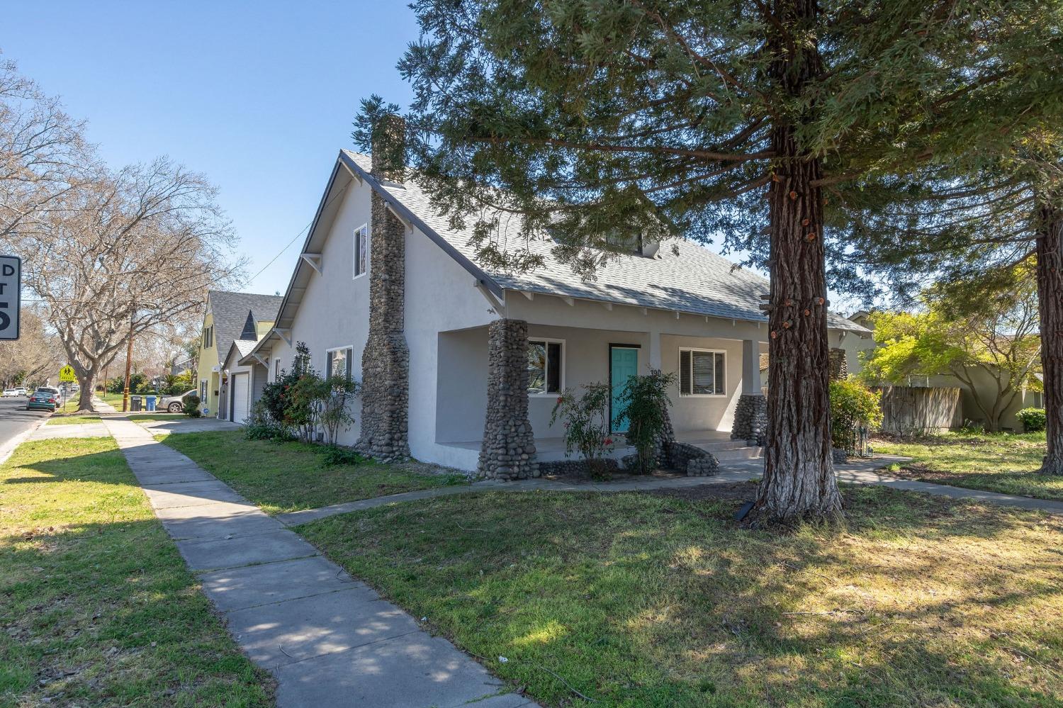 390 N Minaret