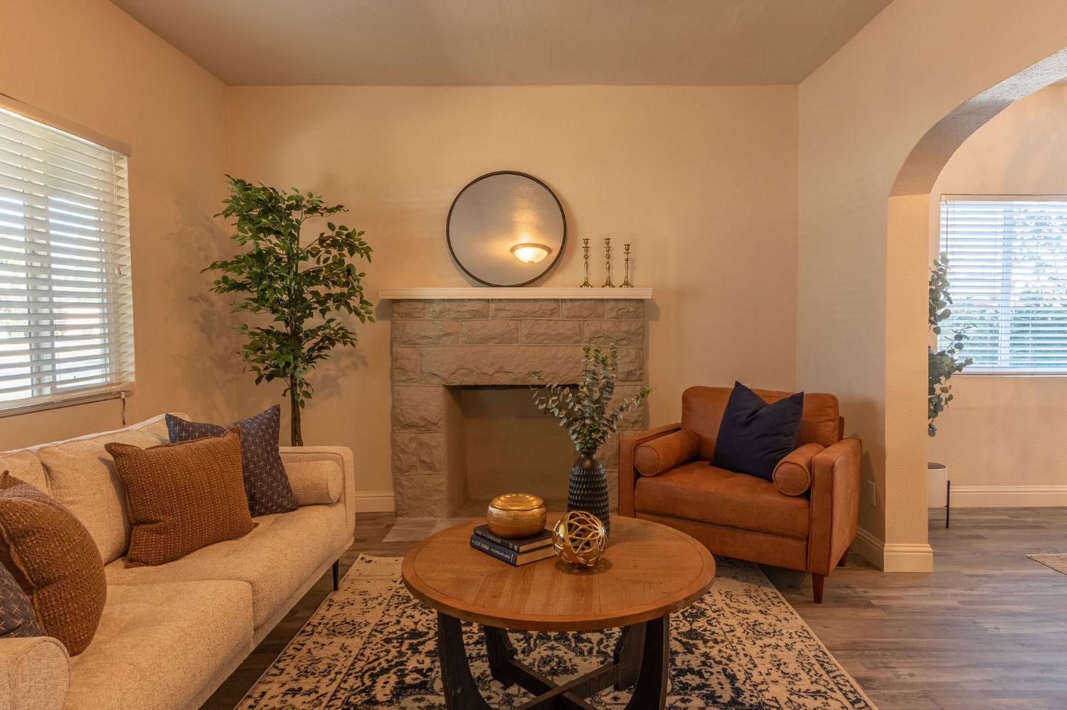 390 N Minaret