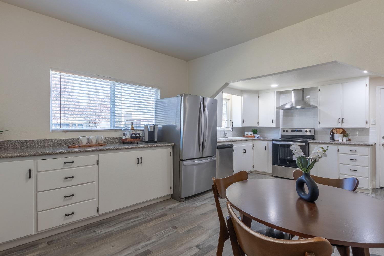 390 N Minaret