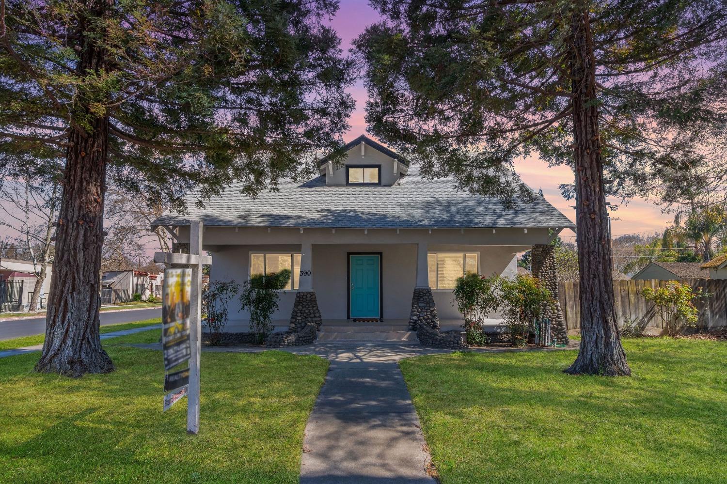 390 N Minaret