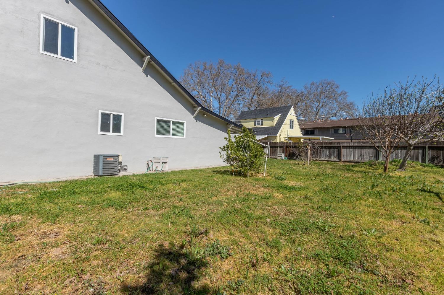 390 N Minaret