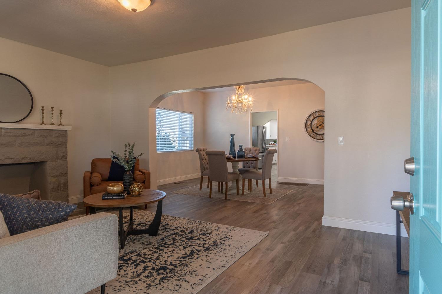 390 N Minaret