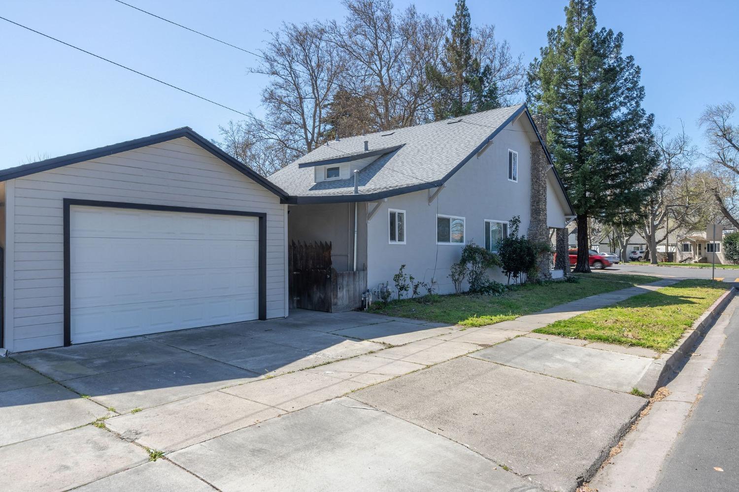 390 N Minaret