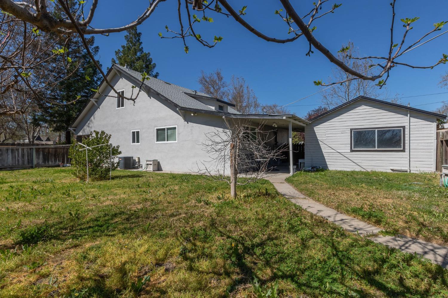 390 N Minaret