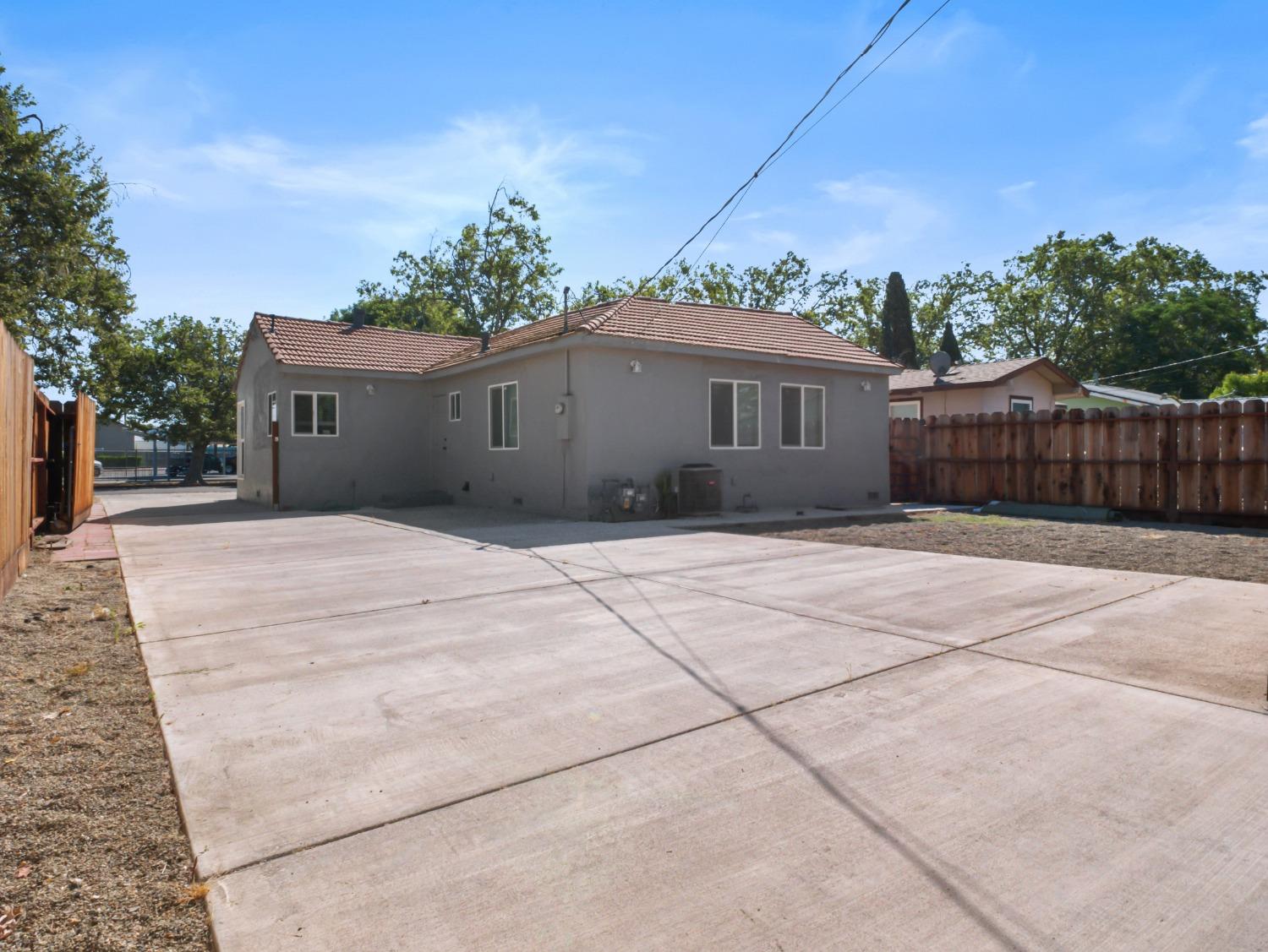 820 N Broadway