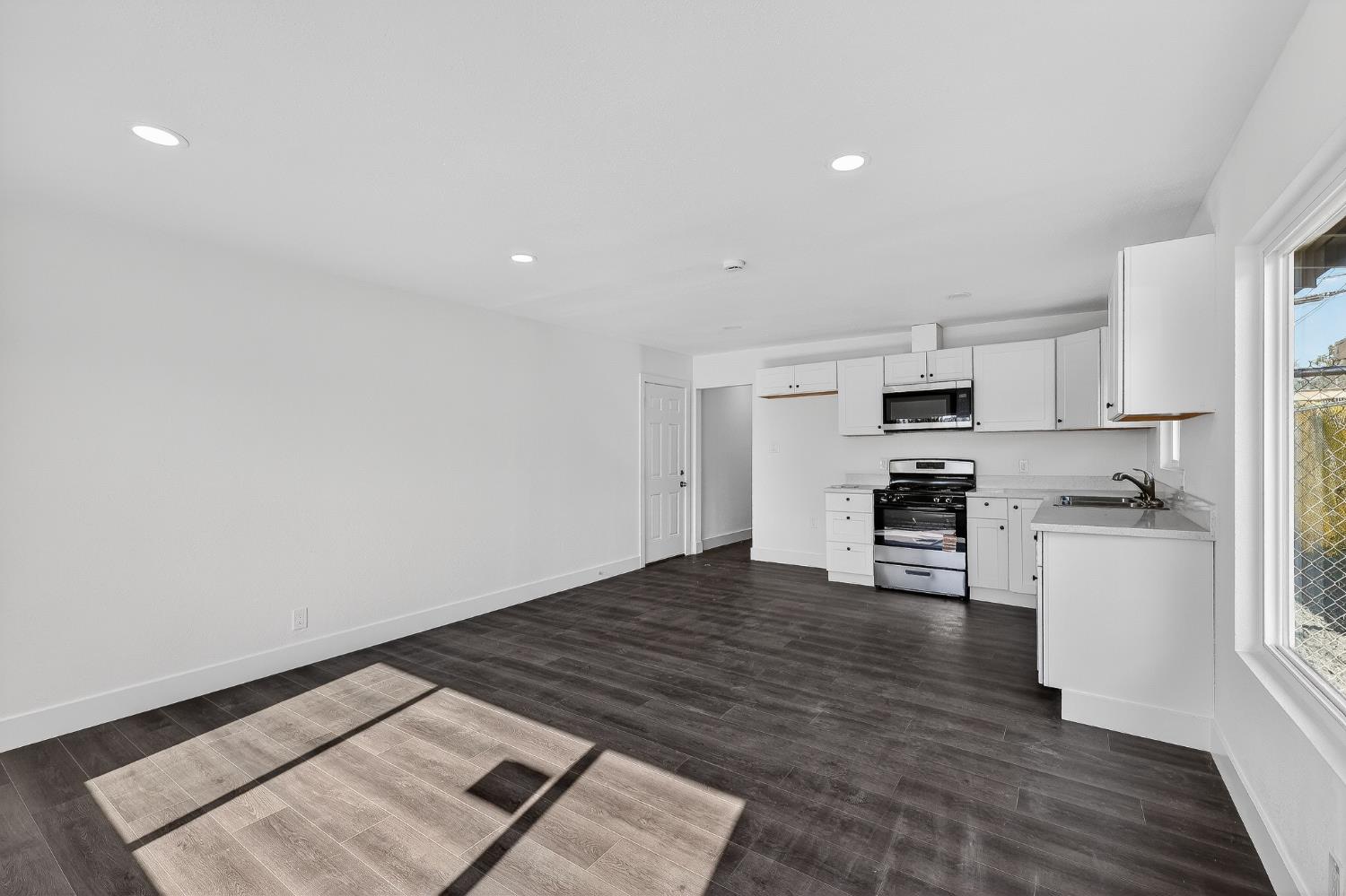 1013 W Santa Fe Avenue